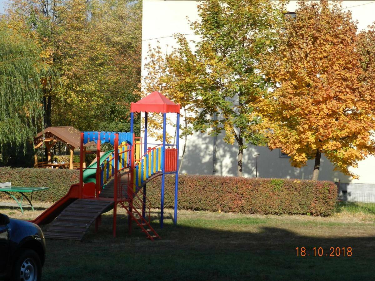 Apartament Cristina Cu Doua Dormitoare & Balcon & Parcare Proprie Онещи Екстериор снимка